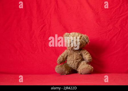 l'ours en peluche brun repose sur le lit, jouet pour enfants Banque D'Images