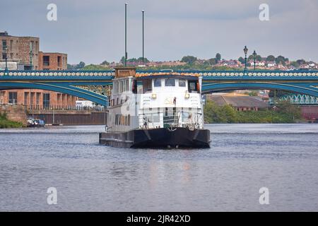 Grand bateau de croisière sur la rivière Trent à Nottingham, Royaume-Uni Banque D'Images