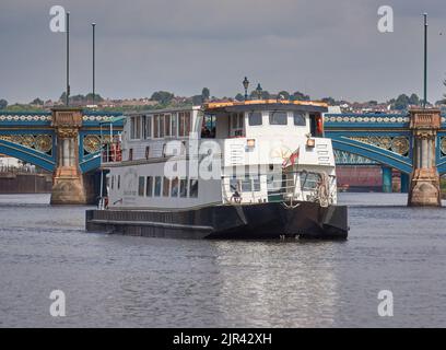 Grand bateau de croisière sur la rivière Trent à Nottingham, Royaume-Uni Banque D'Images