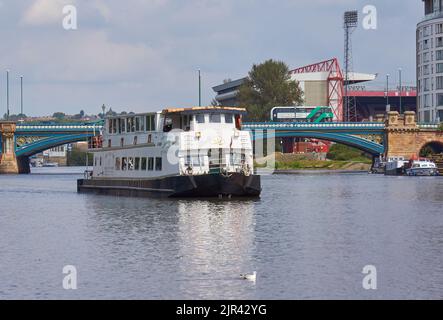 Grand bateau de croisière sur la rivière Trent à Nottingham, Royaume-Uni Banque D'Images