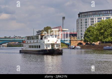 Grand bateau de croisière sur la rivière Trent à Nottingham, Royaume-Uni Banque D'Images