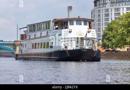 Grand bateau de croisière sur la rivière Trent à Nottingham, Royaume-Uni Banque D'Images