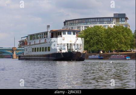 Grand bateau de croisière sur la rivière Trent à Nottingham, Royaume-Uni Banque D'Images