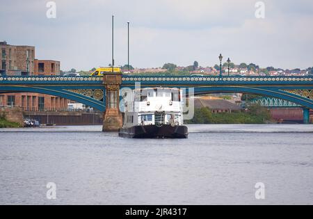 Grand bateau de croisière sur la rivière Trent à Nottingham, Royaume-Uni Banque D'Images