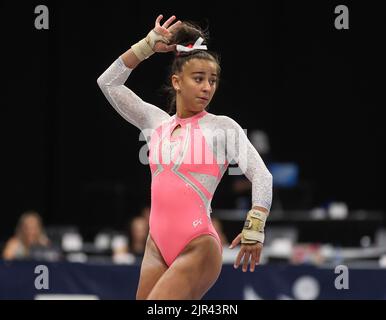 Tampa, Floride. ÉTATS-UNIS, 21 août 2022 : Addison Fatta participe à l'exercice sur le sol lors des finales des Championnats de gymnastique américains 2022 à l'Amalie Arena de Tampa, en Floride. Kyle Okita/CSM Banque D'Images