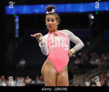 Tampa, Floride. ÉTATS-UNIS, 21 août 2022 : Addison Fatta participe à l'exercice sur le sol lors des finales des Championnats de gymnastique américains 2022 à l'Amalie Arena de Tampa, en Floride. Kyle Okita/CSM Banque D'Images