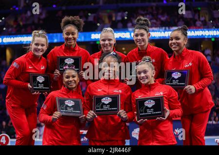 Tampa, Floride. ÉTATS-UNIS, 21 août 2022 : les membres de l'équipe américaine de gymnastique senior de 2022 se posent ensemble après les championnats américains de gymnastique 2022 à l'Amalie Arena de Tampa, FL. Kyle Okita/CSM Banque D'Images