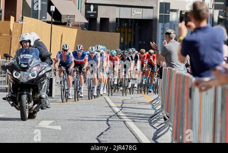 Hambourg, Allemagne. 21st août 2022. Cyclisme: UCI WorldTour - Cyclassiques, hommes. Le peloton traverse le Gänsmarkt. Credit: Georg Wendt/dpa/Alay Live News Banque D'Images