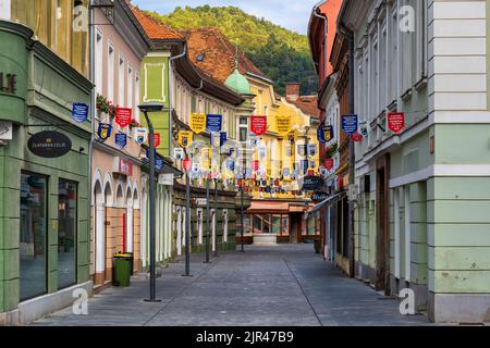 Celje, Slovénie - 17 juillet 2022: Presernova ulica (rue Presern) dans la vieille ville de Celje, tôt le matin dans le centre historique de la ville. Banque D'Images