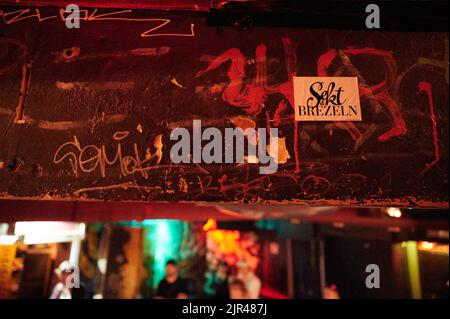 Berlin, Allemagne. 18th août 2022. Au cours d'une visite de la culture des clubs de Berlin, les membres de la presse se tiennent au "Golden Gate Club". Un autocollant avec les mots « sekt & Brezeln » (« Swling Wine & Pretzels ») est collé sur un bar. Le Clubcommssion Berlin avait invité à une visite de la culture du club de Berlin. Credit: Annette Riedl/dpa/Alay Live News Banque D'Images