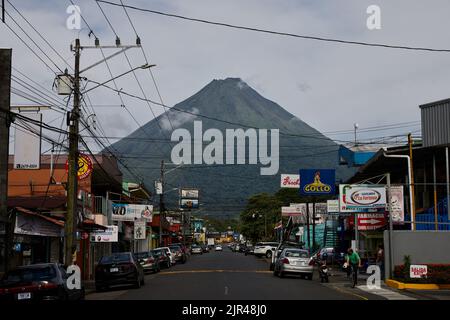 La ville de la Fortuna avec le volcan Arenal au Costa Rica Banque D'Images