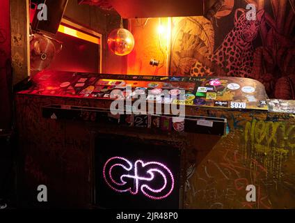 Berlin, Allemagne. 18th août 2022. Le stand de DJ lors d'une visite de la culture du club de Berlin au club du Golden Gate. Le Clubcommission Berlin avait invité à une visite de la culture des clubs de Berlin. Credit: Annette Riedl/dpa/Alay Live News Banque D'Images