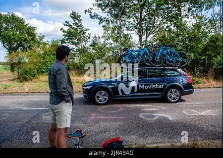 Breda, pays-Bas, 21/08/2022, Un homme regarde la voiture de soutien de l'équipe Movistar qui passe. Le peloton part de Breda pour une boucle de 193,2km autour de la ville hollandaise avec 181 cavaliers. Les baroudeurs espagnols et néerlandais mènent les premières tentatives sécessionnistes jusqu'à ce que Thomas de Gendt (Lotto Soudal) de Belgique lance une attaque réussie au km 4. Il est rejoint à l'avant par Julius van den Berg (EF Education-EasyPost), José Herrada (Cofidis), Jan Bakelants (Intermarché-Wanty-Gobert Materiaux), Ander Okamika (Burgos-BH), Pau Miquel (Kern Pharma) et Mikel Iturria (Euskaltel-Euskadi). Alpecin-Deceuninck et équipe des eau E Banque D'Images