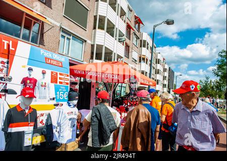 Breda, pays-Bas, 21/08/2022, les gens sont vus acheter le merchandising officiel de la Vuelta. Le peloton part de Breda pour une boucle de 193,2km autour de la ville hollandaise avec 181 cavaliers. Les baroudeurs espagnols et néerlandais mènent les premières tentatives sécessionnistes jusqu'à ce que Thomas de Gendt (Lotto Soudal) de Belgique lance une attaque réussie au km 4. Il est rejoint à l'avant par Julius van den Berg (EF Education-EasyPost), José Herrada (Cofidis), Jan Bakelants (Intermarché-Wanty-Gobert Materiaux), Ander Okamika (Burgos-BH), Pau Miquel (Kern Pharma) et Mikel Iturria (Euskaltel-Euskadi). Alpecin-Deceuninck et eau T Banque D'Images