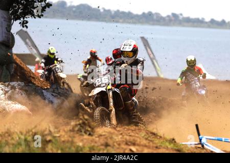 Entebbe, Ouganda. 21st août 2022. Les coureurs participent au Championnat FIM des nations africaines Motocross 2022 au Victoria Raceway Park à Entebbe, Ouganda, le 21 août 2022. Credit: Hajarah Nalwadda/Xinhua/Alamy Live News Banque D'Images