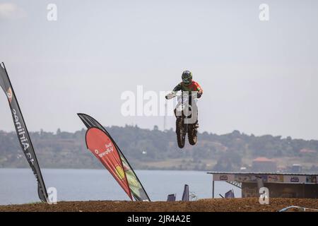 Entebbe, Ouganda. 21st août 2022. Un coureur de Zambie participe au championnat FIM des nations africaines Motocross 2022 au Victoria Raceway Park à Entebbe, en Ouganda, le 21 août 2022. Credit: Hajarah Nalwadda/Xinhua/Alamy Live News Banque D'Images