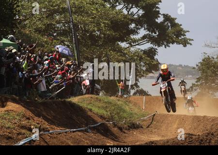 Entebbe, Ouganda. 21st août 2022. Gift Sebuguzi (front R) de l'Ouganda est acclamé par les fans alors qu'il participe au championnat FIM des nations africaines Motocross 2022 au Victoria Raceway Park à Entebbe, Ouganda, le 21 août 2022. Credit: Hajarah Nalwadda/Xinhua/Alamy Live News Banque D'Images