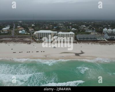 Une belle vue aérienne d'une plage et d'une ville en arrière-plan lors d'une journée nuageuse à Panama, en Floride Banque D'Images