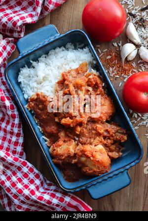 Sauce tomate. Le ragoût sud-africain traditionnel s'appelle une bredie faite de tomates, d'agneau et de pommes de terre, généralement servi avec un côté de riz blanc Banque D'Images