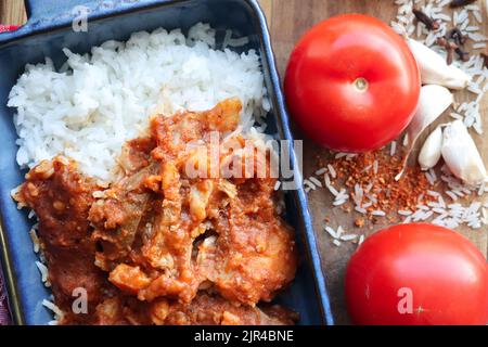 Sauce tomate. Le ragoût sud-africain traditionnel s'appelle une bredie faite de tomates, d'agneau et de pommes de terre, généralement servi avec un côté de riz blanc Banque D'Images