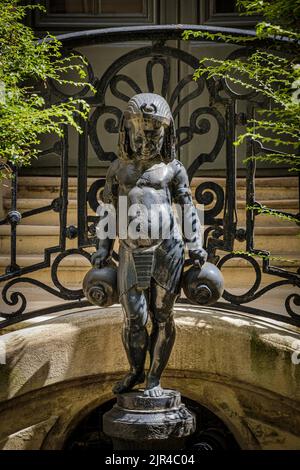 France. Paris (75) (2th arrondissement) le Nubian, statuette d'un petit porte-eau égyptien, oeuvre de Mathurin Moreau, dans une cour intérieure sur Dussou Banque D'Images