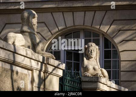 France. Paris (75) (4th arrondissement). Hôtel Fieubet (école de Massillon), 2 et 2bis, quai des Celestins. Deux sphinxes (sphinxes à tête queen) encadrer le Banque D'Images