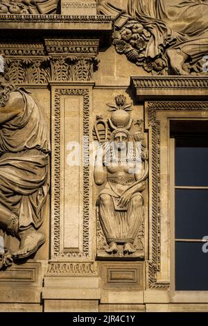 France. Paris (75) (quartier 1th) le musée du Louvre. Sur la façade de l'aile Lemercier (décorée par Jean Moitte), donnant sur la Cour Carree, le Banque D'Images