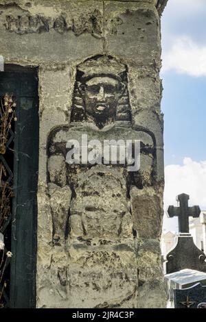 France. Paris (75) (18th arrondissement) motif tzigane sur une tombe du cimetière de Montmartre Banque D'Images