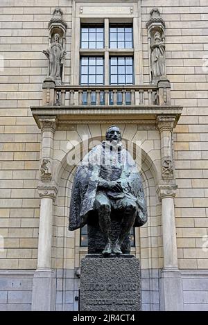 rotterdam, zuid-holland/pays-bas - 2022-08-15: statue de hugo grotius (hugo de groot) (1583/1645) à la mairie de coolsingel -- [credit: joach Banque D'Images