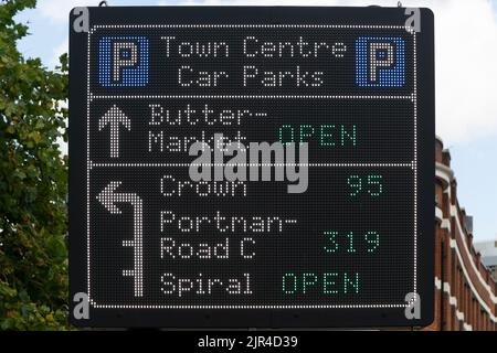 Panneau d'information électronique sur les parkings et les espaces disponibles dans le centre-ville, Ipswich, Suffolk, Angleterre, Royaume-Uni Banque D'Images