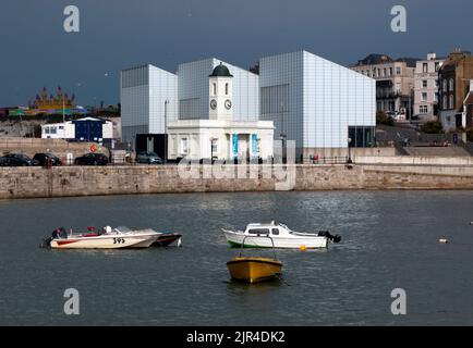 Vue de l'autre côté du port, du Turner Contemporary avec l'Old Margate Pier et le Harbour Company Building, en face. Banque D'Images