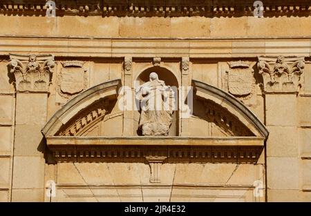 Statue en pierre sculptée de la Vierge Marie à l'avant De l'église à Lantadilla Palencia Espagne Iglesia de Nuestra Señora de la Asunción Banque D'Images