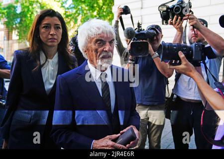 L'ancien patron de Formule 1 Bernie Ecclestone arrive au tribunal de Westminster, à Londres, où il est accusé de fraude par fausse représentation suite à un présumé défaut de déclaration de 400 millions de GBP d'actifs étrangers au gouvernement entre 13 juillet 2013 et 5 octobre 2016. Date de la photo: Lundi 22 août 2022. Banque D'Images