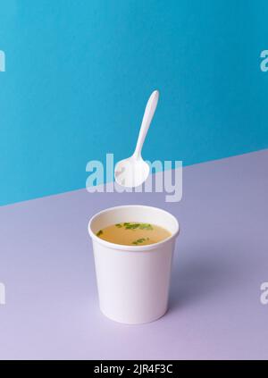 Un gobelet à emporter avec soupe de bouillon de poulet Banque D'Images