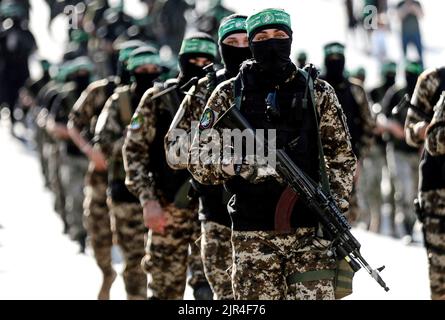 Des hommes armés des Brigades Izz al-DIN al-Qassam, l'aile militaire du Hamas, lors d'une marche militaire anti-israélienne dans la ville de Gaza, dans la bande de Gaza. Palestine. Banque D'Images