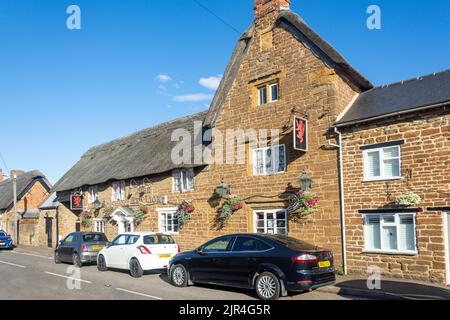 17th Century The Red Lion Inn, main Road, Crick, Northamptonshire, Angleterre, Royaume-Uni Banque D'Images