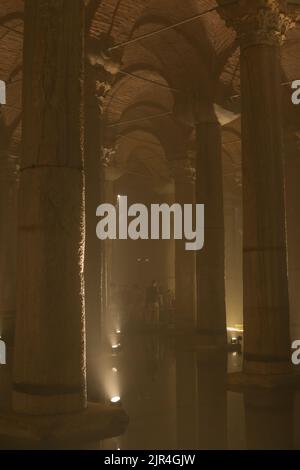Vue intérieure sur la Citerne Basilique ou Yerebatan Sarnici. Voyage en Turquie concept photo. Bruit et grain inclus. Mise au point sélective. Turk d'Istanbul Banque D'Images