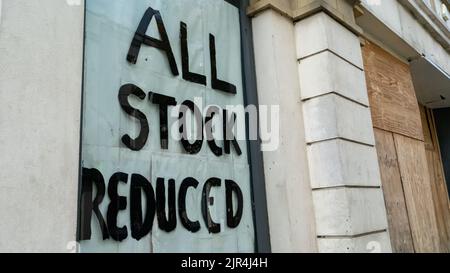 Affiche de réduction de tous les stocks sur la devanture de vente au détail vide Banque D'Images