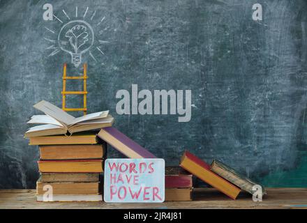 apprentissage, connaissance, concept d'éducation avec des livres, les mots ont le signe de puissance, l'ampoule, le symbole d'idée et l'échelle de succès Banque D'Images