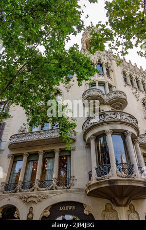 Une photo verticale d'un bâtiment d'architecture moderne typique à Passeig de Gracia, Barcelone, Espagne Banque D'Images