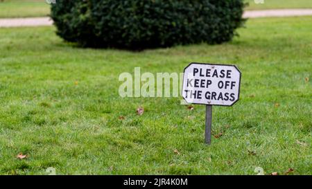 S'il vous plaît rester à l'écart du panneau herbe dans le parc public Banque D'Images