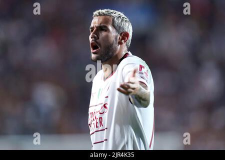 Bergame, Italie . 21 août 2022, Theo Hernandez de l'AC Milan gestes pendant la série Un match entre Atalanta BC et AC Milan au stade Gewiss sur 21 août 2022 à Bergame, Italie . Banque D'Images