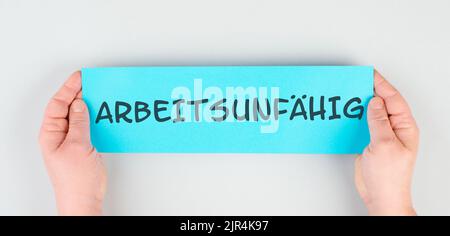 Le mot allemand pour incapacité de travail est inscrit sur le papier, l'assurance maladie et la réclamation de paiement après accident ou dommage de vaccination Banque D'Images