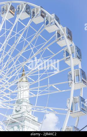 Roulette blanche sur l'église et fond bleu ciel. Paysage urbain de Kiev. Point de repère de Kiev, Ukraine. Concept amusant. Journée d'été ensoleillée dans le parc d'attractions. Banque D'Images