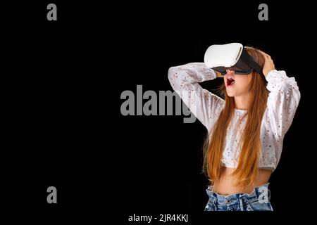 Portrait d'une fille utilisant la réalité virtuelle avec des lunettes holographiques. Concept technologique futur Banque D'Images