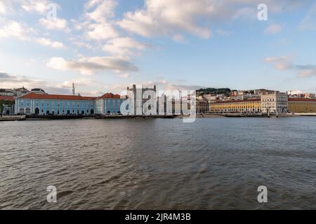 Une vue de Praca do Comercio (Commerce Plaza) est une grande place, face au port dans la capitale du Portugal, Lisbonne, depuis le Tage Banque D'Images