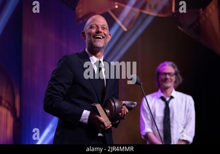 Haugesund 20220820.Eskil Vogt donne son discours d'acceptation après avoir remporté le prix Amanda dans la catégorie « meilleur directeur ». Derrière : Kristoffer Joner. Photo: Jan Kaare Ness / NTB Banque D'Images