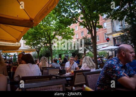 Dresden,Germany-17 août,2022: Les clients peuvent s'asseoir à l'extérieur dans les terrasses du restaurant pour dîner. Banque D'Images