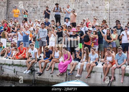 Dubrovnik, Croatie, 21 août 2022. Les supporters sont vus pendant 37th finale de la ligue de water-polo sauvage de Dubrovnik match entre Kokoti et FUN H2O à Dubrovnik, Croatie sur 21 août 2022. Photo: Grgo Jelavic/PIXSELL Banque D'Images
