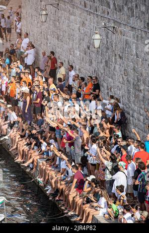 Dubrovnik, Croatie, 21 août 2022. Les supporters sont vus pendant 37th finale de la ligue de water-polo sauvage de Dubrovnik match entre Kokoti et FUN H2O à Dubrovnik, Croatie sur 21 août 2022. Photo: Grgo Jelavic/PIXSELL Banque D'Images